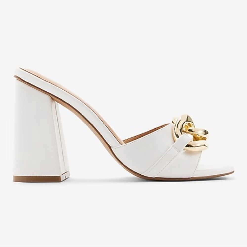 👗👠HOST PICK👗👠

Express Chic White and Gold Block Heeled Mules - Picture 2 of 6